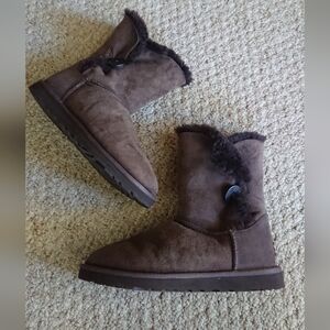 UGG Bailey Button II chocolate Brown Suede Boots SIZE 8